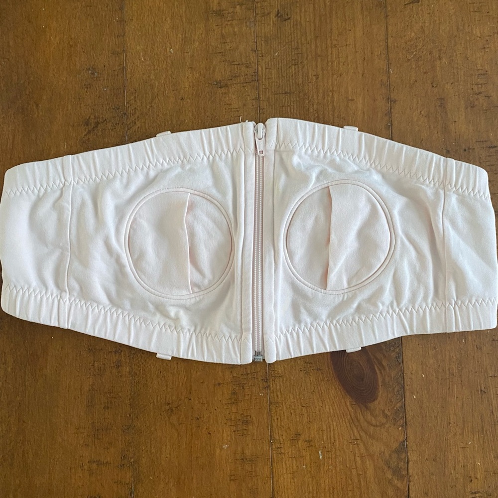 Hands free pumping bra